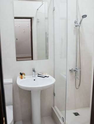 Отель Даллас Пятигорск Номер люкс комфорт с 1 двуспальной кроватью-3