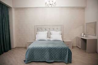 Отель Даллас Пятигорск Номер люкс комфорт с 1 двуспальной кроватью-1